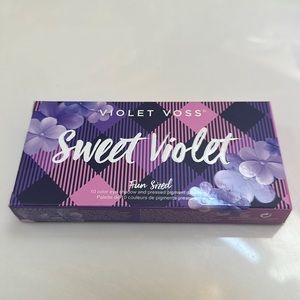 10 color eye shadow and pressed pigment palette.